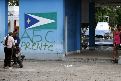 Urguía (Colombia). Una mujer aparece cerca de grafitis de las Autodefensas Gaitanistas de Colombia (AGC).