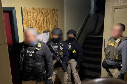 Agentes de varias dependencias del cumplimiento de la ley durante una operación migratoria realizada en Aurora, Colorado (Estados Unidos).
