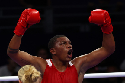 Villepinte (France), 29/07/2024.- Gerlon Gilmar Congo Chala of Ecuador celebrates winning against Abner Teixeira da Silva Junior of Brazil in their Men"s 92kg round of 16 bout of the Boxing competitions in the Paris 2024 Olympic Games, at the North Paris Arena in Villepinte, France, 29 July 2024. (Brasil, Francia) EFE/EPA/DIVYAKANT SOLANKI