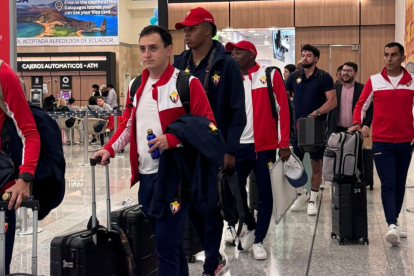 Los jugadores de El Nacional llegan a Bolivia para su debut en la Copa Libertadores 2025 contra Blooming.