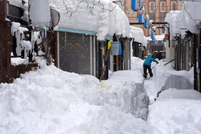 Una persona retira nieve de una calle después de una fuerte nevada en Obihiro, norte de Japón.
