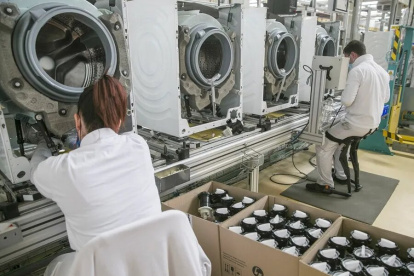 Trabajadores en una empresa de insumos de España.