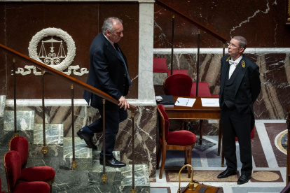 El primer ministro Francois Bayrou, abandona el podio tras pronunciar un discurso durante una sesión de moción de censura contra el gobierno en la Asamblea Nacional en París, Francia, el 5 de febrero de 2025.