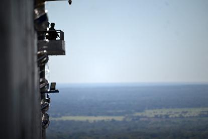 Un soldado hace guardia desde una torre dentro de la mega prisión del Centro de Internamiento Antiterrorista (CECOT), donde se encuentran recluidos cientos de miembros de las pandillas MS-13 y 18, en Tecoluca.