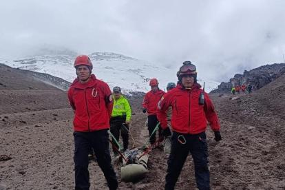 Bomberos expertos en alta montaña rescataron el cuerpo sin vida del extranjero.
