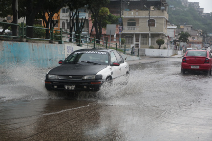 La tarde de este miércoles 5 de febrero, una fuerte lluvia cayó sobre varias zonas de Guayaquil.
