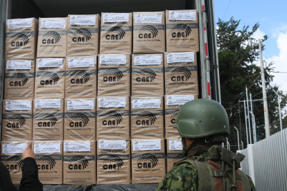 El material electoral llego bajo resguardo militar.