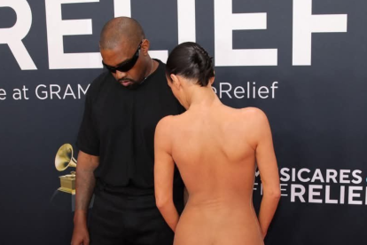Kanye West y Bianca Censori en la alfombra de los Grammys.