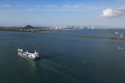 En esta vista aérea, un carguero ingresa al Canal de Panamá por el lado del Océano Pacífico en la Ciudad de Panamá el 4 de febrero de 2025.