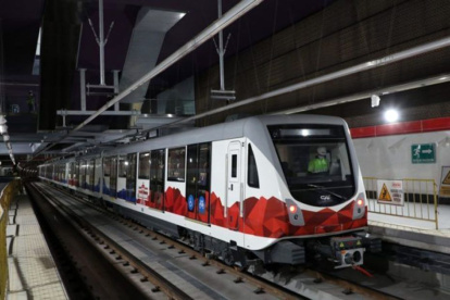 Según el concejal, Andrés Campaña, se habrían detectado dos fisuras en el carril del Metro de Quito.