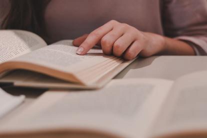 Libro. La obra de Cino está compuesta por trece relatos que presentan personajes inusuales.