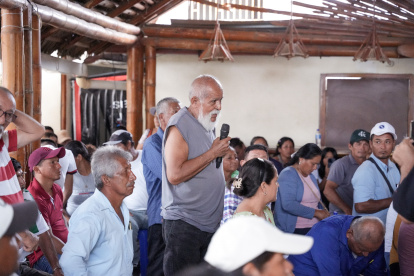 Reunión. Los agricultores en un diálogo con el representante de BanEcuador.