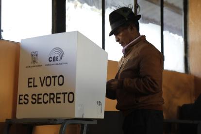 Fotografía de archivo de ciudadanos votando en Quito (Ecuador).