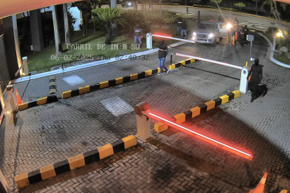 Captura de video en la que se observa a los encapuchados que intentaron ingresar a la urbanización Entre Lagos.