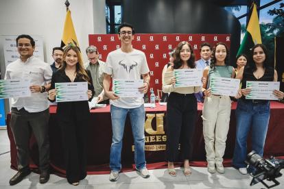 Alumnos de la UEES reciben su reconocimiento.