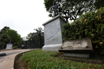 Vandalismo. Las placas de los monumentos han sido hurtadas.