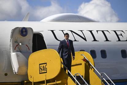 El secretario de Estado de Estados Unidos, Marco Rubio, desembarca en el Aeropuerto Internacional La Aurora en la ciudad de Guatemala el 4 de febrero de 2025.