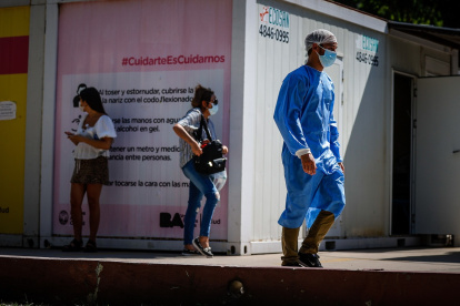 Buenos Aires. Personas esperan por una prueba de covid-19, en diciembre de 2021.
