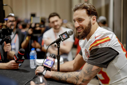 El ala cerrada de los Kansas Chiefs, Noah Gray, habla con los medios de comunicación en el hotel del equipo antes del Super Bowl LIX de la Liga Nacional de Fútbol en Nueva Orleans, Luisiana, EE. UU.