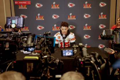 El mariscal de campo de los Kansas Chiefs, Patrick Mahomes, habla con los medios de comunicación en el hotel del equipo antes del Super Bowl LIX de la NFL.