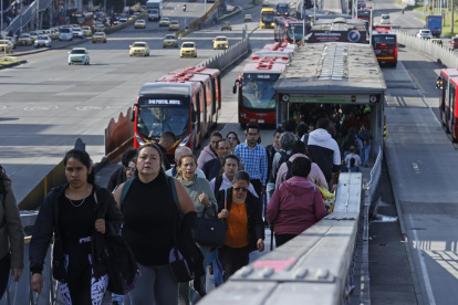 Personas salen de una estación de Transmilenio durante el "día sin carro y sin moto" este jueves, en Bogotá (Colombia).