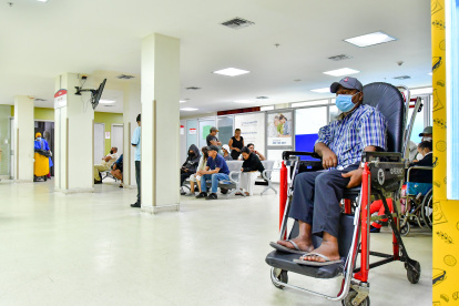 Recorrido. Pacientes esperan ser atendidos. Aprovecharon para manifestar algunos malestares en la atención.