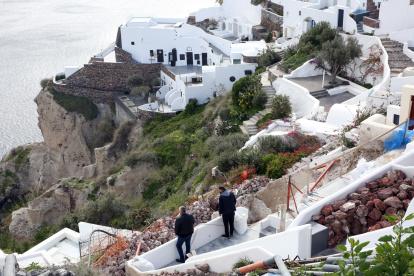 La gente examina su propiedad en el pueblo casi evacuado de Oia en la isla de Santorini, Grecia, el 5 de febrero de 2025.