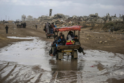 Palestinos viajan en la parte trasera de un rickshaw en la ciudad de Gaza en medio de un alto el fuego entre Israel y Hamás, Franja de Gaza, 6 de febrero de 2025.