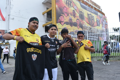 Los hinchas de Barcelona llegaron desde temprano al estadio Atahualpa, emocionados de poder vivir la Noche Amarilla y ver a los jugadores amarillos en acción.