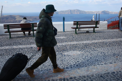 Habitantes de la isla Santorini huyen.