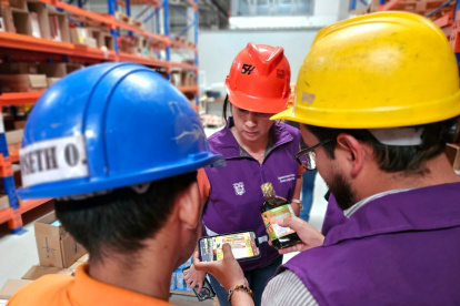 Instante en el que personal de Arcsa detectó el producto adulterado.