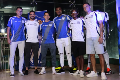Los jugadores lucen las nuevas camisetas de Emelec.
