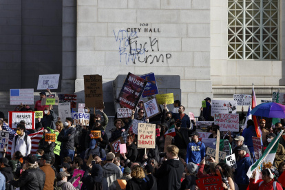 La gente se reúne para protestar contra la administración Trump frente al Ayuntamiento de Los Ángeles, California, EE.UU., el 5 de febrero de 2025.