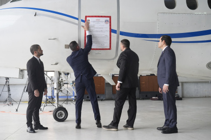 Un cartel de “incautado” se coloca en un avión del gobierno venezolano en el Aeropuerto Internacional La Isabela en Santo Domingo, el 6 de febrero de 2025.