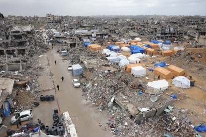 Gaza. Los palestinos se refugian en tiendas de campaña entre edificios en Jabalia, en el norte de la Franja.
