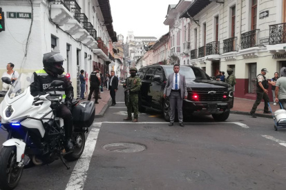 Verónica Abad, vicepresidenta de la República, espera en el interior de su vehículo rodeado de la seguridad a una cuadra de su despacho.