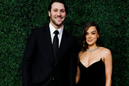 Josh Allen y Hailee Steinfeld hicieron su primera aparición juntos en una alfombra roja en los NFL Honors este 2025.