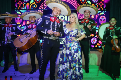 María del Mar disfrutó con la sorpresa de los mariachis.
