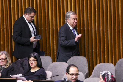 El Secretario General de las Naciones Unidas, Antonio Guterres (R), abandona el Comité para el ejercicio de los derechos inalienables del pueblo palestino en la Sede de las Naciones Unidas en Nueva York, Nueva York, Estados Unidos, el 5 de febrero de 2025.
