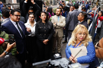 Verónica Abad y sus abogados, con la jueza Nubia Vera, frente a la Vicepresidencia, en el centro de Quito.