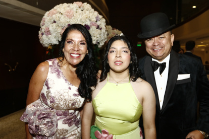 Isabel junto a sus padres, Anita y Héctor.