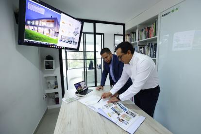 Santiago Morales y Mauro Cepeda, en las oficinas de su estudio.