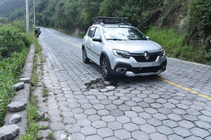 Estado. A lo largo de la vía de Los Conquistadores los conductores deben esquivar los huecos.
