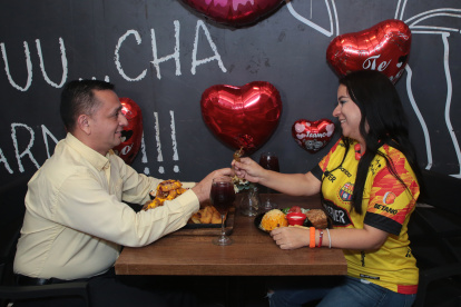 .Asados. Una pareja en el restaurante Tomahawk, en la Alborada.