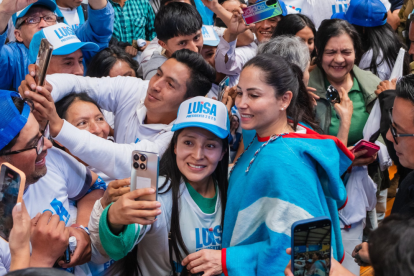 Luisa González, en su recorrido por Guaranda, en la primera vuelta electoral.