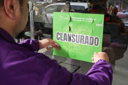 Un funcionario de la Gobernación del Guayas clausuró el restaurante por infringir la ley seca.