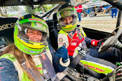 Mimi Barona (i) durante la competencia de rally como copiloto de Sebastián Guayasamín.