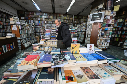 Un hombre hojea publicaciones en una librería en Damasco el 26 de enero de 2025.