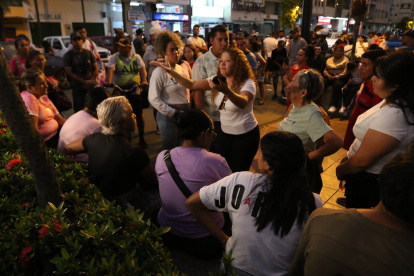 Familiares y allegados del comerciante informal fallecido acudieron hasta el hospital Bicentenario, la noche del viernes 7 de febrero.