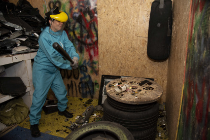 En el sitio, los visitantes utilizan herramientas y bates para romper botellas, platos, vasos y objetos electrónicos.